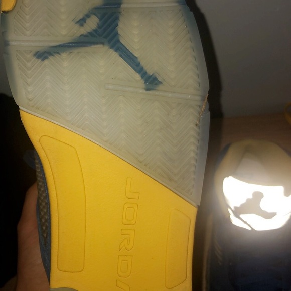 Jordan 5 laney, size 11, 8.5 condition. - Picture 3 of 5